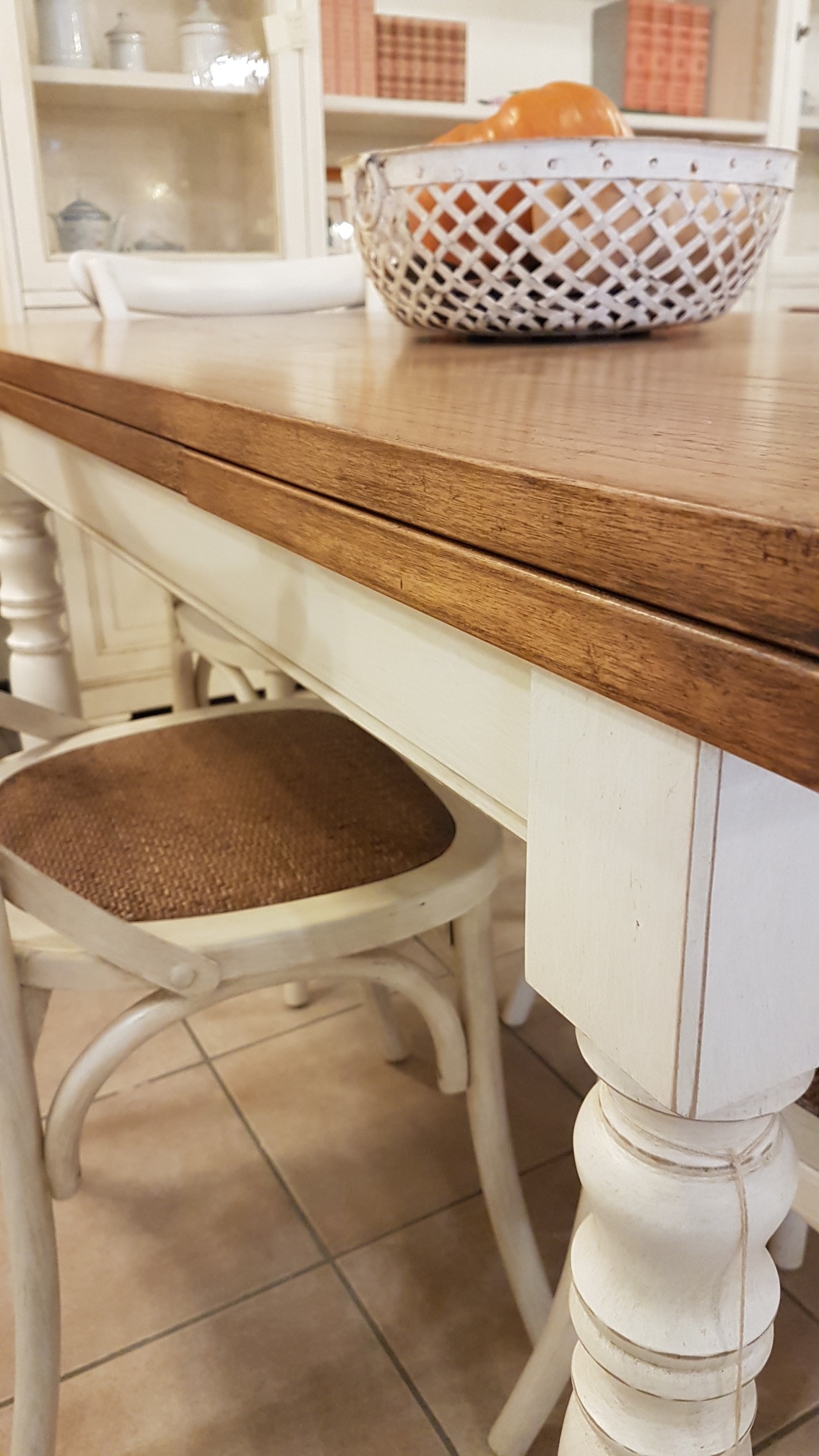 Tavolo Toscano allungabile con base laccata a mano e piano in legno di rovere naturale anticato.Particolare piano e allunghe.Mobili country Siena e Firenze