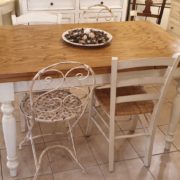Tavolo allungabile con base laccata a mano e piano in legno di rovere anticato naturale.Frontale.Mobili country Siena e Firenze