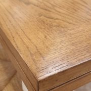 Tavolo allungabile con base laccata a mano e piano in legno di rovere anticato naturale.Particolare piano.Mobili country Siena e Firenze