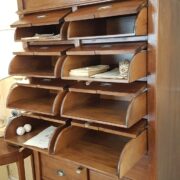 Cassettiera schedario in legno di tiglio massello a 16i cassetti, di cui 8 superiori ribaltabili. Arredamento classico contemporaneo Siena e Firenze (2)