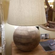 Lampada in legno di mango con base rotonda e paralume in cotone.Accesa.Arredamento classico contemporaneo Siena e Firenze