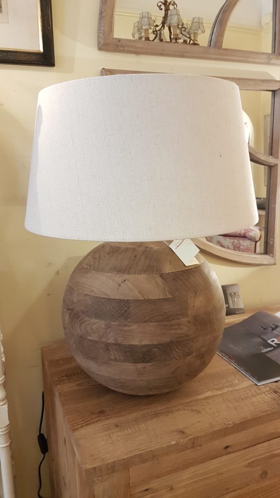 Lampada in legno di mango con base rotonda e paralume in cotone.Arredamento classico contemporaneo Siena e Firenze