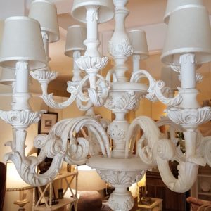 Lampadario in legno intagliato laccato bianco decapè a 12 luci.Arredamento classico contemporaneo Siena e Firenze