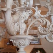 Lampadario in legno intagliato laccato bianco decapè a 12 luci.Particolare.Arredamento classico contemporaneo Siena e Firenze