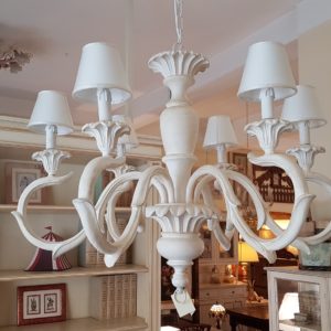 Lampadario in legno intagliato laccato bianco decapè a 6 luci.Arredamento classico contemporaneo Siena e Firenze