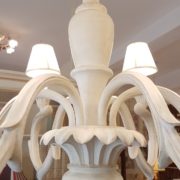 Lampadario in legno intagliato laccato bianco decapè a 6 luci.Particolare .Arredamento classico contemporaneo Siena e Firenze