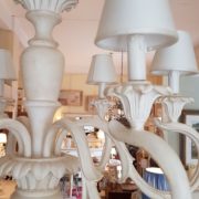 Lampadario in legno intagliato laccato bianco decapè a 6 luci.Particolare bracci e cappellini.Arredamento classico contemporaneo Siena e Firenze