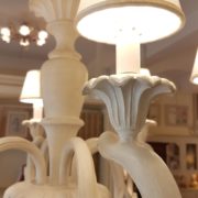 Lampadario in legno intagliato laccato bianco decapè a 6 luci.Particolare cappellino e braccio..Arredamento classico contemporaneo Siena e Firenze