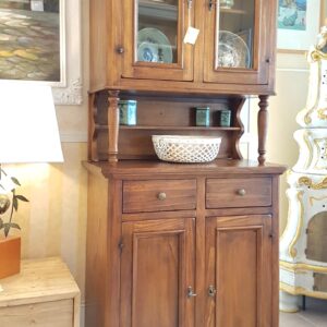 Credenza con alzata a vetrina a due ante e cassetti. Arredamento classico contemporaneo Siena e Firenze