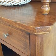 Credenza con alzata a vetrina a due ante e cassetti. Arredamento classico contemporaneo Siena e Firenze (5)