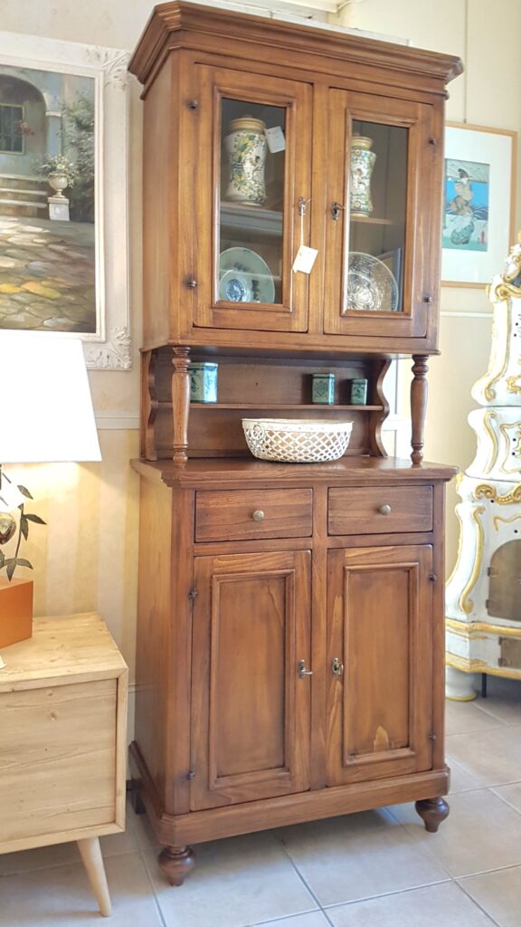 Credenza con alzata a vetrina a due ante e cassetti. Arredamento classico contemporaneo Siena e Firenze
