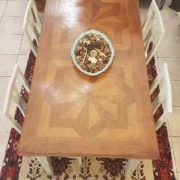 Tavolo con piano in noce con parquet antichi allungabile e basamento laccato . Piano visto dall'alto.Arredamento classico contemporaneo Siena e Firene