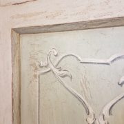 Angoliera in legno di tiglio ad un'anta decorata e laccata a mano.IL decoro.Arredamento contemporaneo su misura Siena e Firenze
