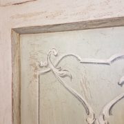 Angoliera in legno di tiglio ad un'anta decorata e laccata a mano.IL decoro.Arredamento contemporaneo su misura Siena e Firenze