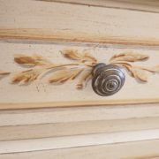 Coppia di comodini laccati a mano in legno di tiglio con cornice a terra e tre cassetti.Particolare decoro.Arredamento contemporaneo su misura Siena e Firenze