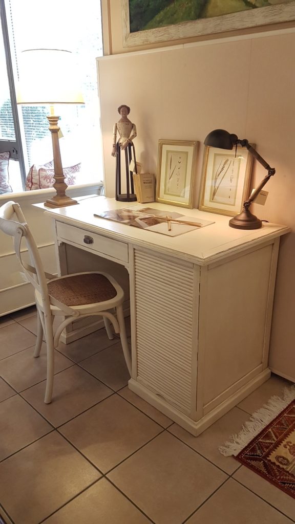Scrittoio porta computer in ciliegio laccato con un cassetto e un tiretto laterale e cassettiera a rullo. Arredamento contemporano su misura Siena e Firenze
