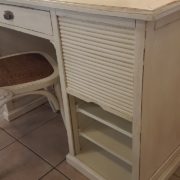 Scrittoio porta computer in ciliegio laccato con un cassetto e un tiretto laterale e cassettiera a rullo.Aperto. Arredamento contemporano su misura Siena e Firenze