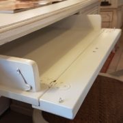 Scrittoio porta computer in ciliegio laccato con un cassetto e un tiretto laterale e cassettiera a rullo.Apertura piano. Arredamento contemporano su misura Siena e Firenze