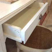 Scrittoio porta computer in ciliegio laccato con un cassetto e un tiretto laterale e cassettiera a rullo.Piano estraibile. Arredamento contemporano su misura Siena e Firenze