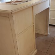 Scrittoio porta computer in ciliegio laccato con un cassetto e un tiretto laterale e cassettiera a rullo.Retro. Arredamento contemporano su misura Siena e Firenze