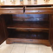 Credenza antica metà '800 in noce massello Luigi Filippo stile Cappuccino.Ante aperte.Mobili antichi Siena e Firenze