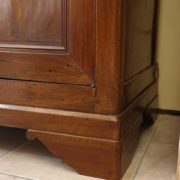 Credenza antica metà '800 in noce massello Luigi Filippo stile Cappuccino.Particolare .Mobili antichi Siena e Firenze