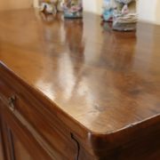 Credenza antica metà '800 in noce massello Luigi Filippo stile Cappuccino.Particolare piano.Mobili antichi Siena e Firenze