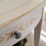 Consolle in abete massello a mezza luna con un cassetto e ripiano sottostante laccata a mano.Il piano.Arredamento contemporaneo Siena e Firenze