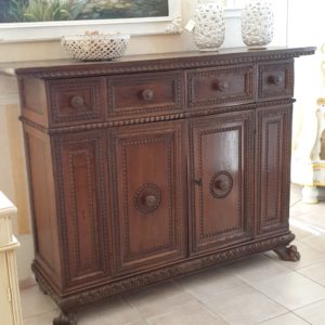 Credenza toscana antica della metà del '600 in legno massello di noce.Mobile antichi Siena e Firenze