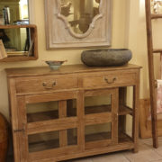 Credenza vetrina antica primi '900 in legno di olmo in finitura naturale. Frontale.Mobili antichi Siena e Firenze