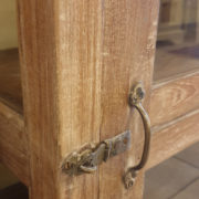 Credenza vetrina antica primi '900 in legno di olmo in finitura naturale. Particolare anta scorrevole.Mobili antichi Siena e Firenze