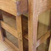 Credenza vetrina antica primi '900 in legno di olmo in finitura naturale. Particolare cassetto.Mobili antichi Siena e Firenze