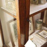 Vetrinetta antica inglese in legno di rovere.Laterale.Mobili antichi Siena e Firenze.