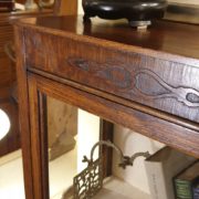 Vetrinetta antica inglese in legno di rovere.Particlare intaglio.Mobili antichi Siena e Firenze.