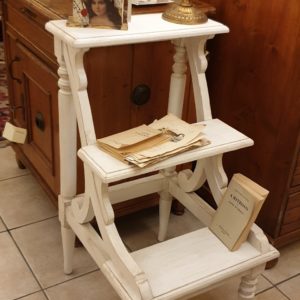 Libreria scaletta Old White in legno di mogano massello anticato laccato bianco. Arredamento classico contemporaneo Siena e Firenze