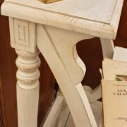 Libreria scaletta Old White in legno di mogano massello anticato laccato bianco. Particolare fianco.Arredamento classico contemporaneo Siena e Firenze.