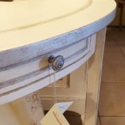 Tavolino ovale in legno di pioppo con un cassetto ed un ripiano laccato a mano.Particolare cassetto. Arredamento classico contemporaneo Siena e Firenze.