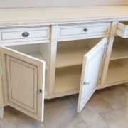 Credenza in ciliegio massello a tre ante e tre cassetti laccata a mano. Aperta.Arredamento classico contemporaneo Siena e Firenze