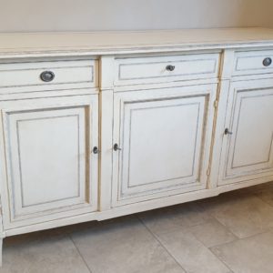 Credenza in ciliegio massello a tre ante e tre cassetti laccata a mano. Arredamento classico contemporaneo Siena e Firenze