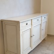 Credenza in ciliegio massello a tre ante e tre cassetti laccata a mano.Laterale. Arredamento classico contemporaneo Siena e Firenze