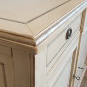 Credenza in ciliegio massello a tre ante e tre cassetti laccata a mano.Particolare piano.Arredamento classico contemporaneo Siena e Firenze