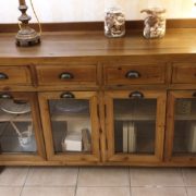 Credenza vetrina in legno di larice antico naturale.Frontale.Arredamento classico contemporaneo Siena e Firenze