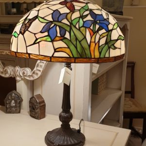 Lampada Tiffany farfalle con base in fusione brunita. Arredamento classico contemporaneo Siena e Firenze