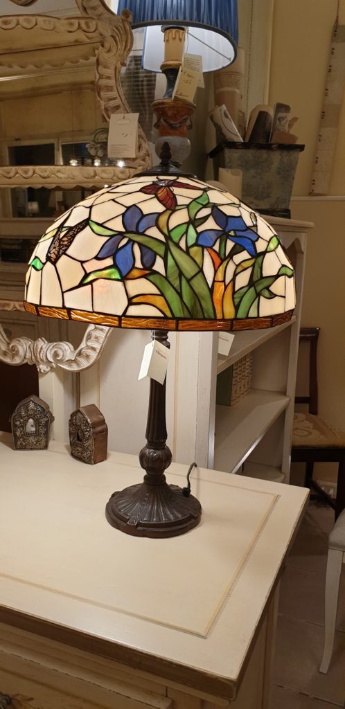Lampada Tiffany farfalle con base in fusione brunita. Arredamento classico contemporaneo Siena e Firenze