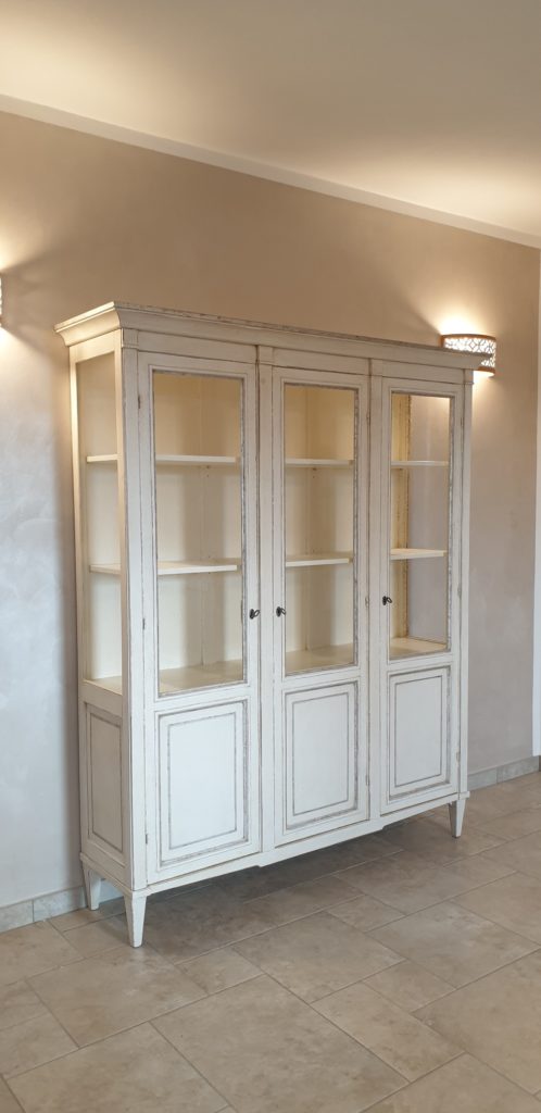 Vetrina a tre ante in legno di cilegio laccata a mano. laterale.Arredamento classico contemporaneo Siena e Firenze