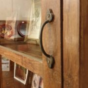 Libreria coloniale antica in legno di teak primi '900.Particolare maniglia.Mobili antichi Siena e Firenze