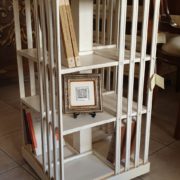 Libreria tavolino comodino laccata a mano. Di lato. Arredamento classico contemporaneo Siena e Firenze.