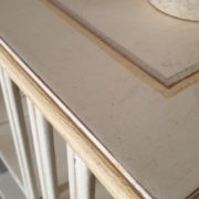 Libreria tavolino comodino laccata a mano. Particolare piano.Arredamento classico contemporaneo Siena e Firenze.