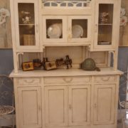 Credenza con alzata a vetrina in stile Liberty originale in legno di rovere laccata a mano. Mobili antichi Siena e Firenze