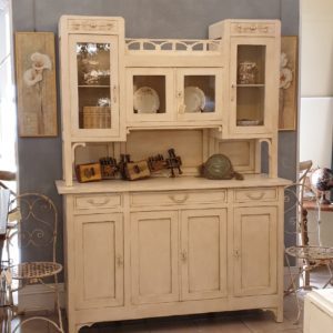 Credenza con alzata a vetrina in stile Liberty originale in legno di rovere laccata a mano.Frontale. Mobili antichi Siena e Firenze